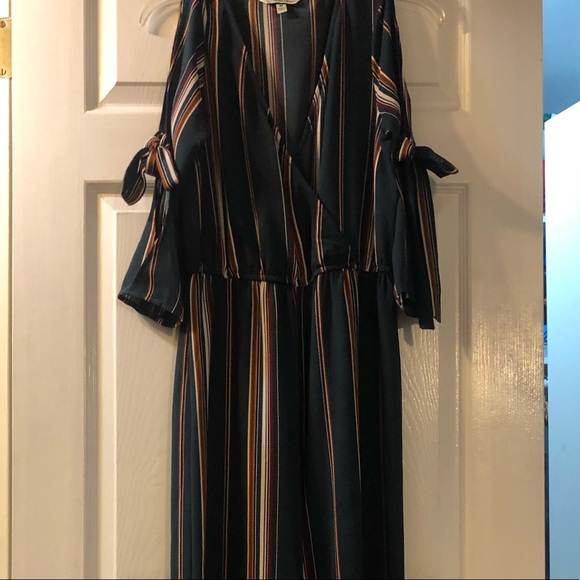 Beautiful Striped Jumpsuit size Medium - Picture 8 of 11
